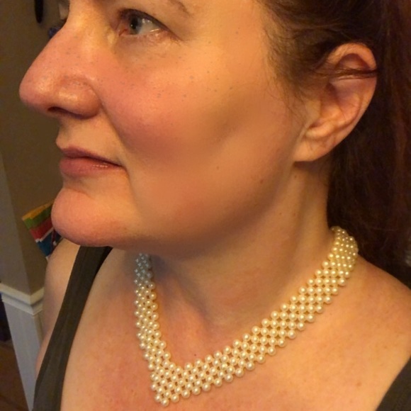 Vintage costume pearl chevron-shaped choker. - Picture 3 of 5